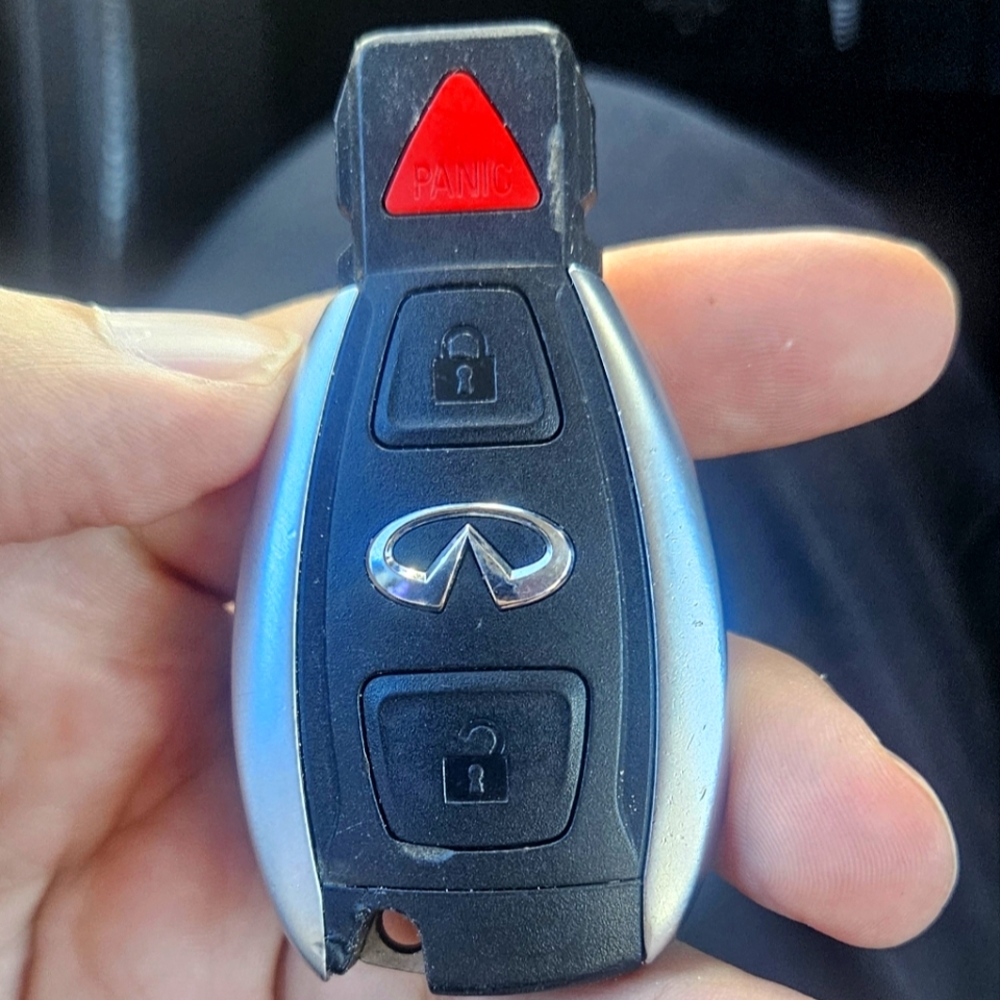 Used works fine Infiniti key fob
